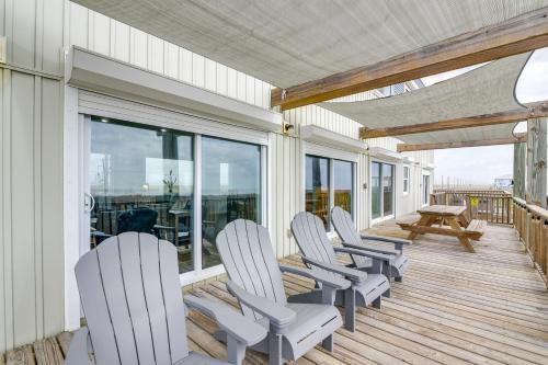 The Modern Surfside - A Waterfront Oasis with Deck