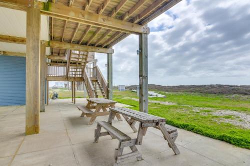 The Modern Surfside - A Waterfront Oasis with Deck