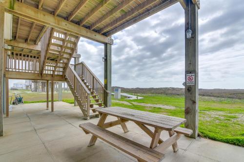 The Modern Surfside - A Waterfront Oasis with Deck