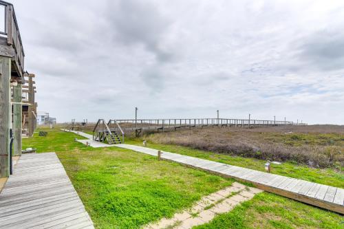 The Modern Surfside - A Waterfront Oasis with Deck