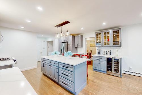 Blooming Sunshine - Unit 1 in East Falmouth, USA