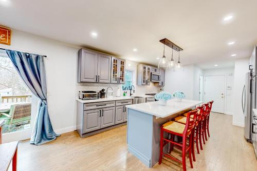 Blooming Sunshine - Unit 1 in East Falmouth, USA