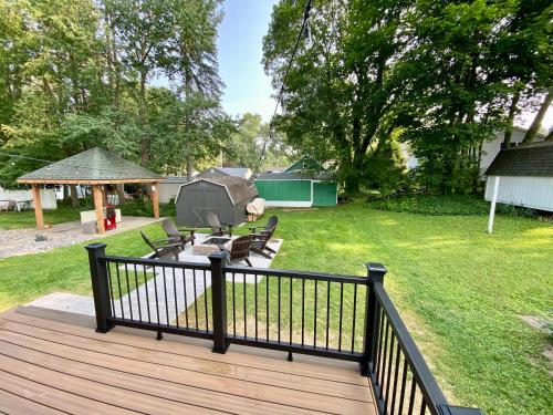 "The Tahoe" Modern Lake House Retreat Close to Beach & Lake in Edinboro, USA