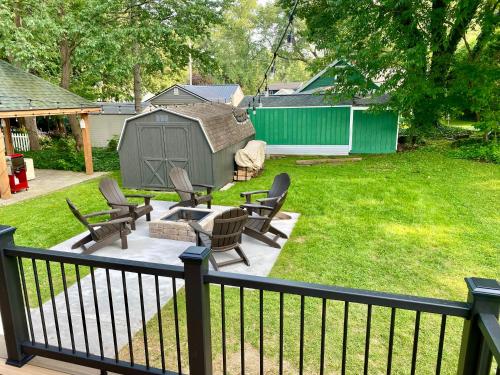"The Tahoe" Modern Lake House Retreat Close to Beach & Lake in Edinboro, USA