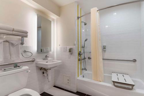 King Room  - Disability Access image 2