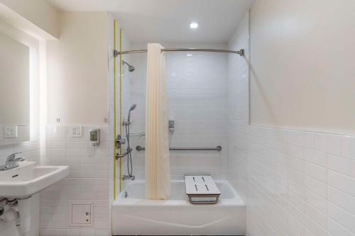 King Room  - Disability Access image 3