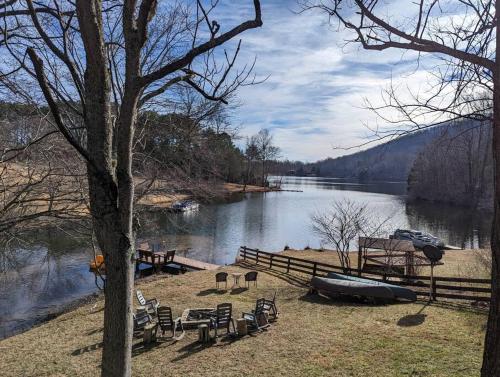 Lake Front Home 15 Min from BlueRidge Mountains.