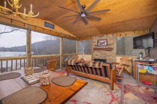 Lake Front Home 15 Min from BlueRidge Mountains.