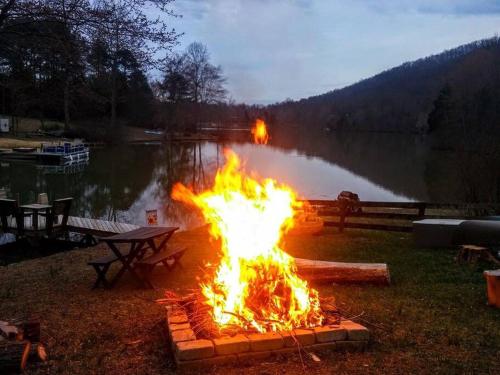 Lake Front Home 15 Min from BlueRidge Mountains.