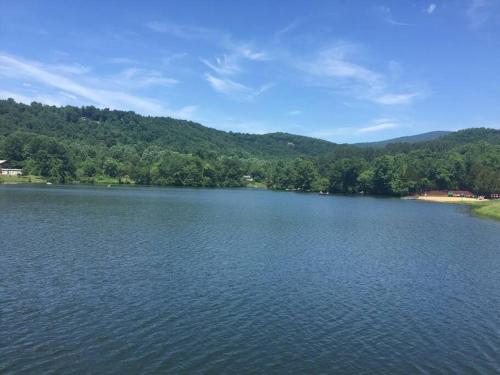 Lake Front Home 15 Min from BlueRidge Mountains.