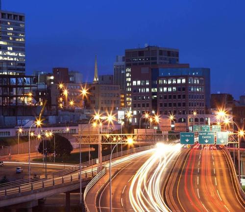 Premium Condo Heart of Uptown Location Parking Coffee
