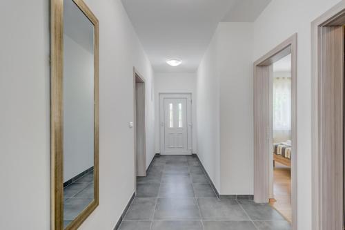 Seaside holiday house Kastel Stafilic Kastela - 22438 - image 3
