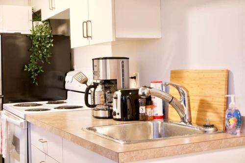 Cozy Studio Downtown Parking Coffee Location in Moose Jaw (SK)