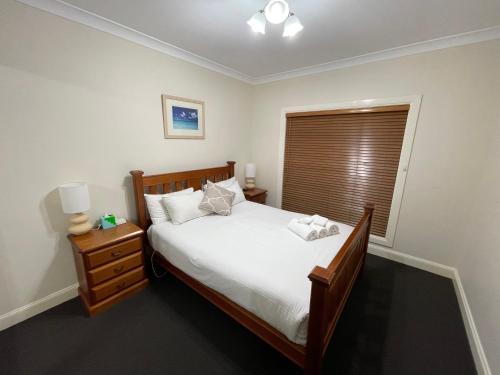 Spacious resort style property with pool in Mudgee - Rest Easy Mudgee Villa