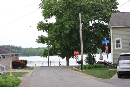 "The Tahoe" Modern Lake House Retreat Close to Beach & Lake in Edinboro, USA