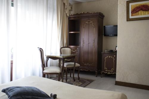 Double Room image 4