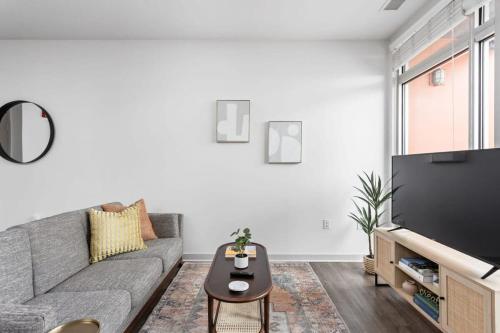 CozySuites l Dream 1BR, Bottleworks Indy #6 thumb 2
