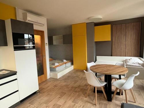 Yellow apartment Deluxe - image 2