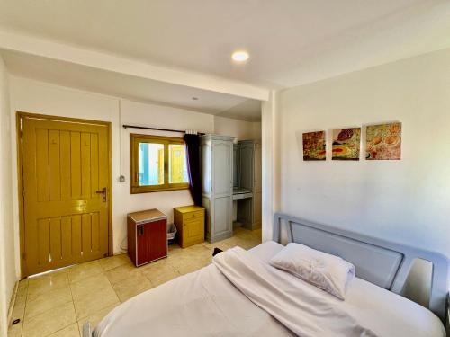 Double Room image 6