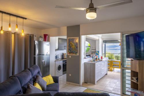 gedeelde lounge/tv-ruimte, T4 STANDING ANSE MITAN 3 ILETS 95M2 plus 32M2 TERRASSE pergola et vue XXL in Les Trois Ilets