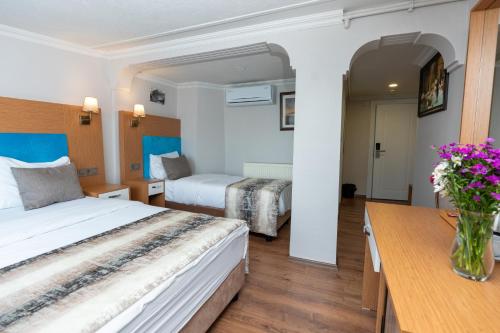 Triple Room with Sea View and Balcony image 10