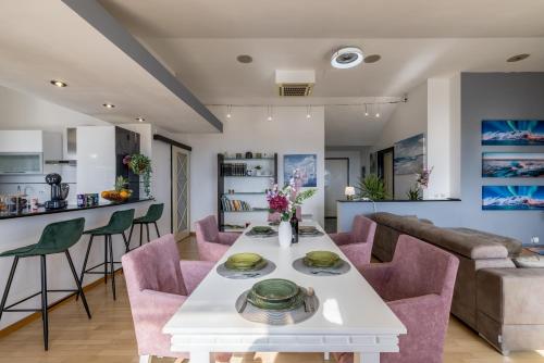 Urban Utopia Penthouse with private parking - Tap to explore photos