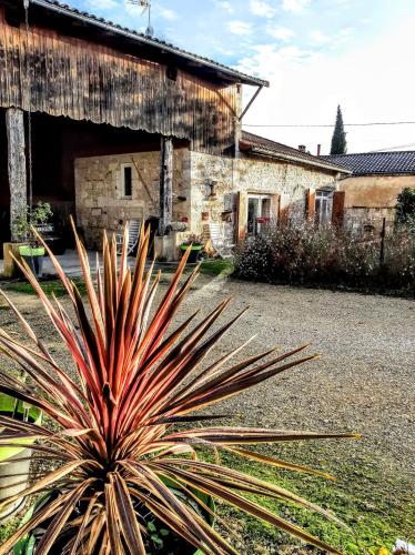 Gîte Mara des Bois - Pour 5-6 personnes - Idéalement situé pour visiter le Lot-et-Garonne - Piscine, grand jardin, terrasse avec barbecue