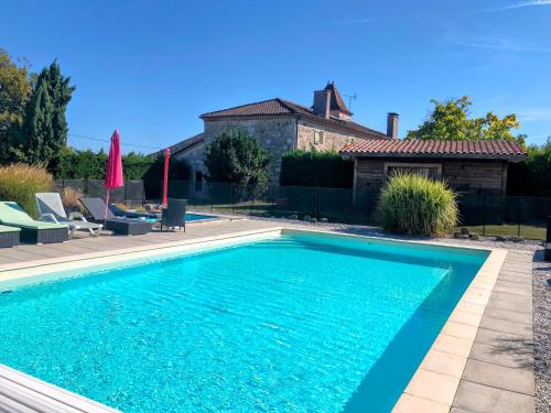 Gîte Mara des Bois - Pour 5-6 personnes - Idéalement situé pour visiter le Lot-et-Garonne - Piscine, grand jardin, terrasse avec barbecue