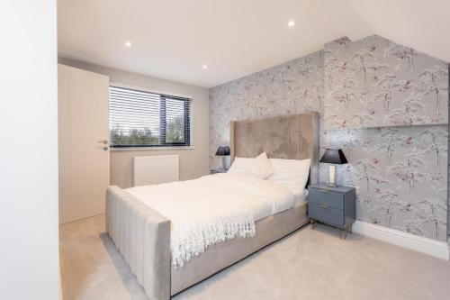 New, modern 4 bed, 3 bath house ,free parking