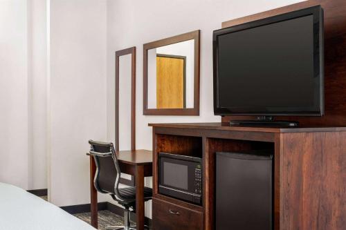 Ramada by Wyndham Richland Center - image 2