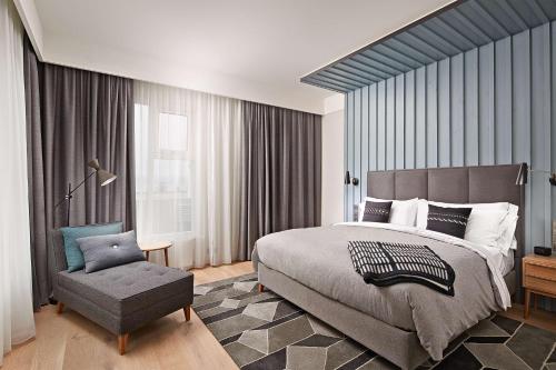 Premium King Room image 6