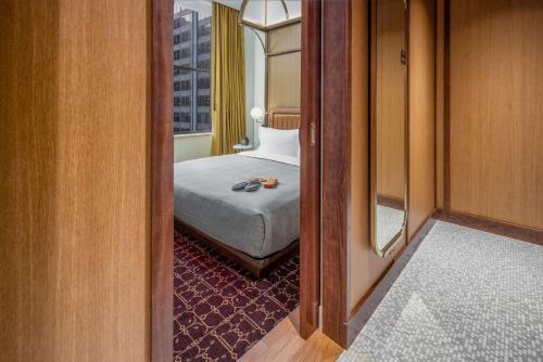 One-Bedroom King Suite with Landmark View