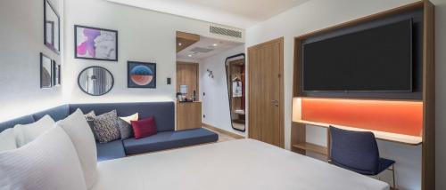 1 king bed, 2 twin beds