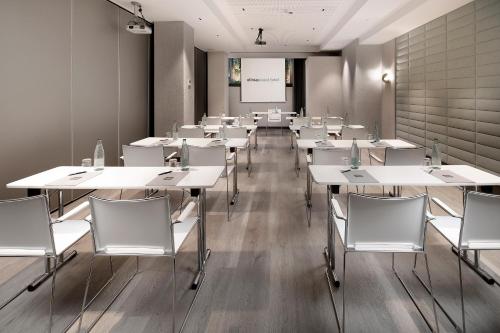 Olivia Plaza Hotel - image 2