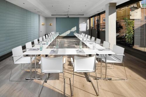 Olivia Plaza Hotel - image 8