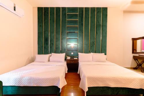 2 double beds