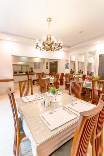 Restaurant, VIP House Shelton in Peshawar