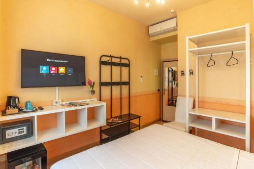 Double or Twin Room image 10
