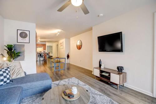 West Campus Luxe Apartment w Pool, Gym, Parking in Austin, USA