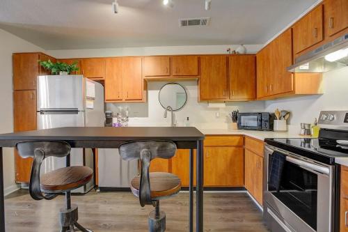 West Campus Luxe Apartment w Pool, Gym, Parking in Austin, USA