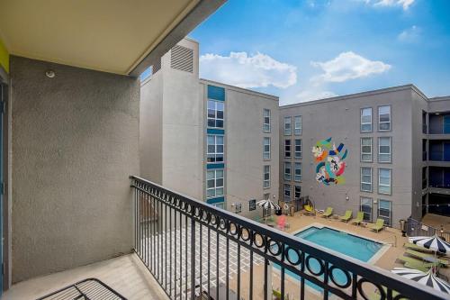 West Campus Luxe Apartment w Pool, Gym, Parking in Austin, USA