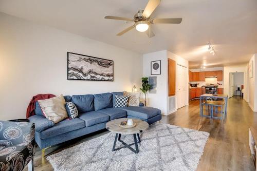 West Campus Luxe Apartment w Pool, Gym, Parking in Austin, USA