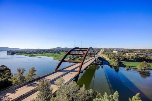 West Campus Luxe Apartment w Pool, Gym, Parking in Austin, USA