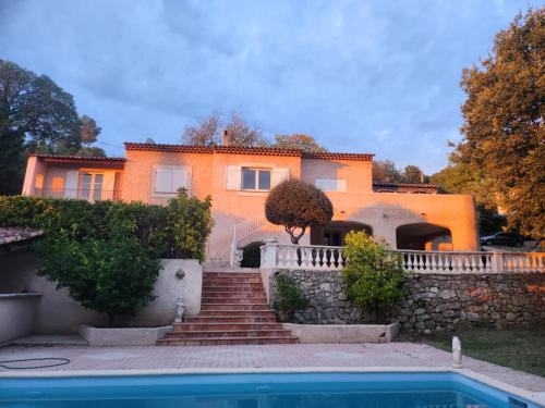 Rez de villa , beau jardin avec piscine