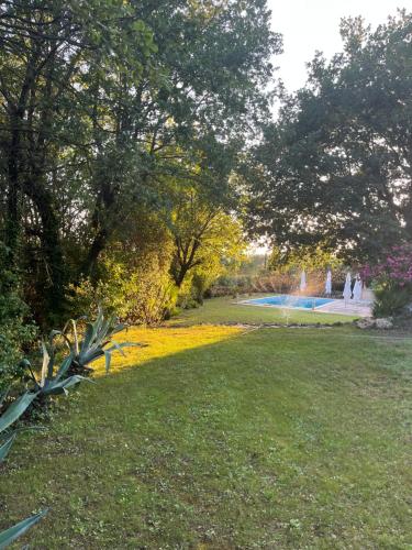 Rez de villa , beau jardin avec piscine