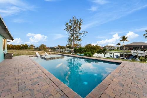 CapeCoral Waterfront Villa - Heated Pool & Jacuzzi