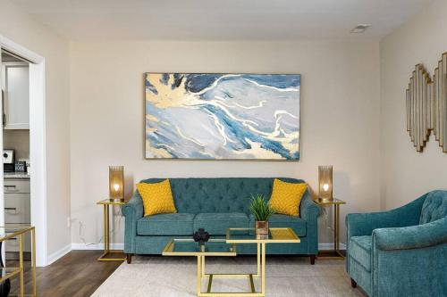 Aqua Oasis - Central & Stylish - 3 BR / 3 BA in Greensboro, USA