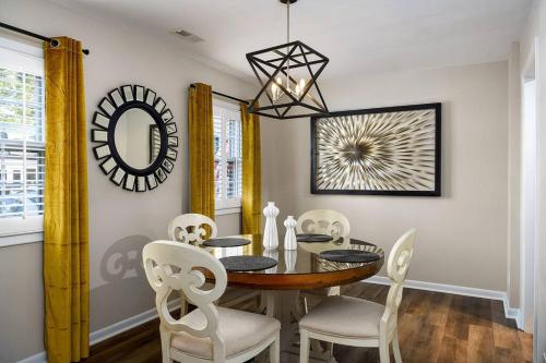 Aqua Oasis - Central & Stylish - 3 BR / 3 BA thumb 4