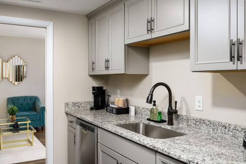 Aqua Oasis - Central & Stylish - 3 BR / 3 BA in Greensboro, USA