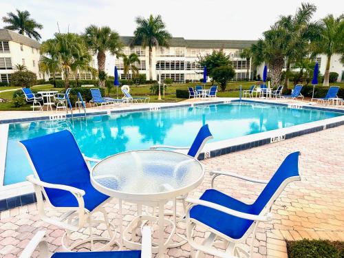 Stunning 2-Bd Condo Naples, 55+, pool, Chickee, golf